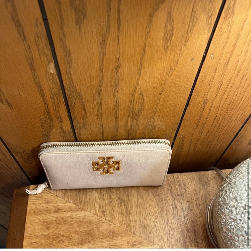 Tory Burch Cream Wallet with Gold Logo - Picture 3 of 15